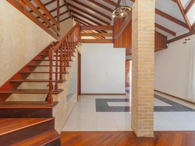 Casa 6 quartos e 4 banheiros, para alugar, no bairro Santo Inácio em Curitiba