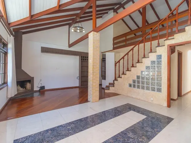 Casa 6 quartos e 4 banheiros, para alugar, no bairro Santo Inácio em Curitiba