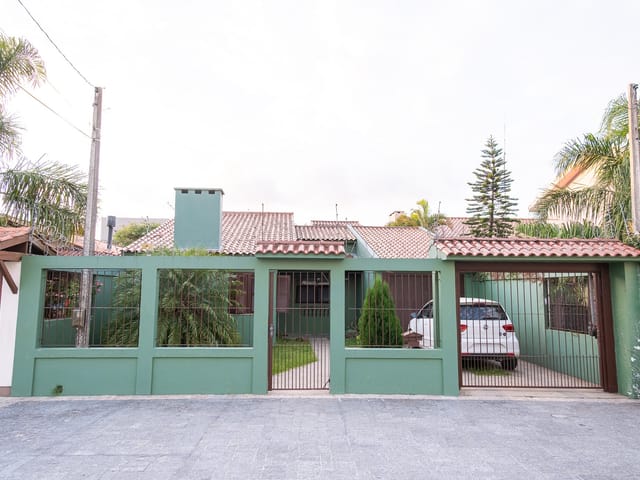 Foto do Casa - Casa à venda no Areal, Pelotas – 250m², 3 dormitórios (1 suíte), 2 salas, piscina, lareira, churrasqueira, jardim de inverno e 2 vagas. Conforto e lazer! | UP Imóveis