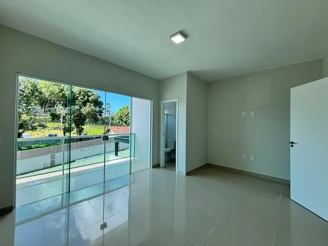 Casa 3 quartos e 4 banheiros, à venda, no bairro Granja dos Cavaleiros em Macaé