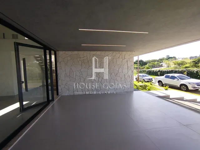 Casa com 315m² 4 quartos e 5 banheiros, à venda, no bairro Jardins Capri em Senador Canedo