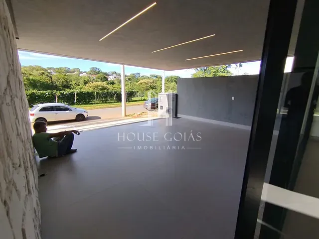 Casa com 315m² 4 quartos e 5 banheiros, à venda, no bairro Jardins Capri em Senador Canedo