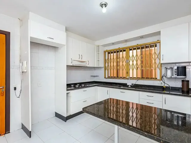 Casa com 330m² 3 quartos e 2 banheiros, à venda, no bairro Novo Mundo em Curitiba