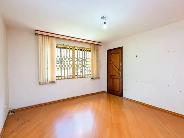 Casa com 330m² 3 quartos e 2 banheiros, à venda, no bairro Novo Mundo em Curitiba