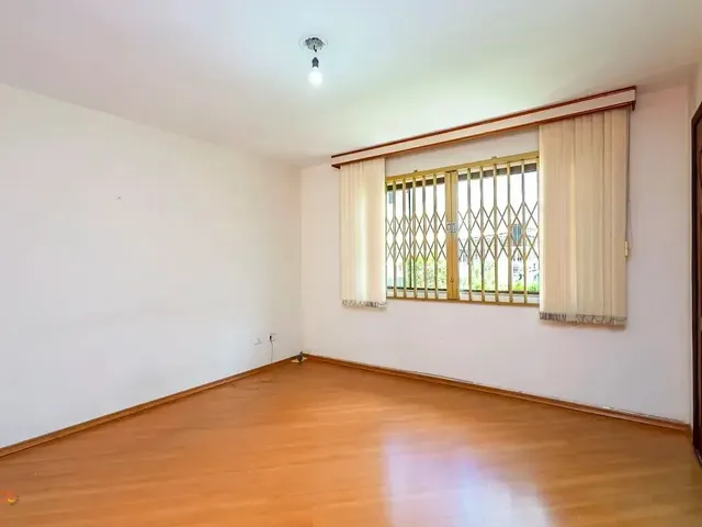 Casa com 330m² 3 quartos e 2 banheiros, à venda, no bairro Novo Mundo em Curitiba
