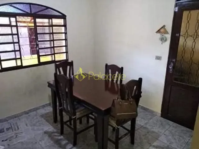 Casa com 250m² 4 quartos e 2 banheiros, à venda, no bairro Beta em Pindamonhangaba