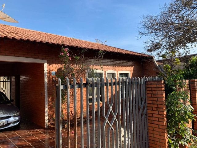 Casa com 243m² 3 quartos e 3 banheiros, à venda, no bairro Vila Larsen 1 em Londrina