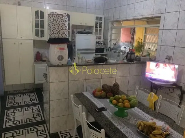 Casa com 250m² 4 quartos e 1 banheiro, à venda, no bairro Parque Santo Antônio em Taubaté