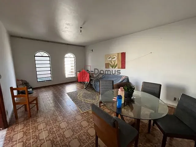 Casa com 300m² 3 quartos e 2 banheiros, à venda, no bairro Vila Bourghese em Pindamonhangaba