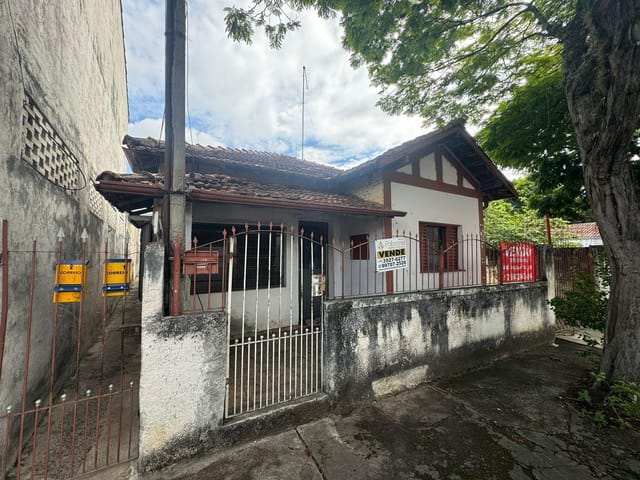 Casa com 508m² 8 quartos e 3 banheiros, à venda, no bairro Parque São Benedito em Pindamonhangaba
