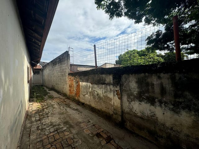 Casa com 508m² 8 quartos e 3 banheiros, à venda, no bairro Parque São Benedito em Pindamonhangaba