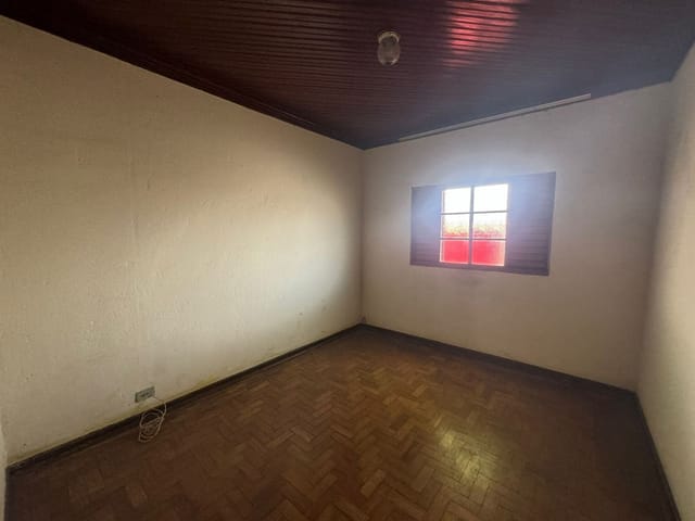 Casa com 508m² 8 quartos e 3 banheiros, à venda, no bairro Parque São Benedito em Pindamonhangaba