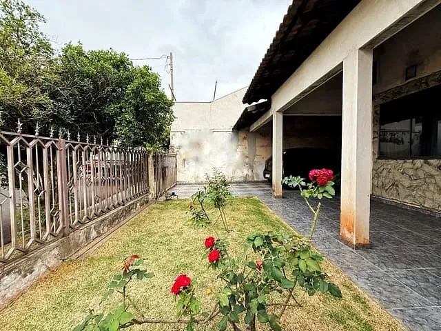 Casa com 300m² 3 quartos e 3 banheiros, à venda, no bairro Conjunto Habitacional Karina em Maringá