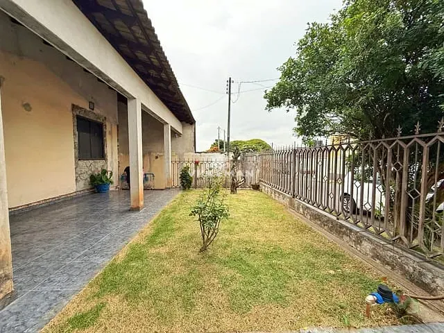 Casa com 300m² 3 quartos e 3 banheiros, à venda, no bairro Conjunto Habitacional Karina em Maringá