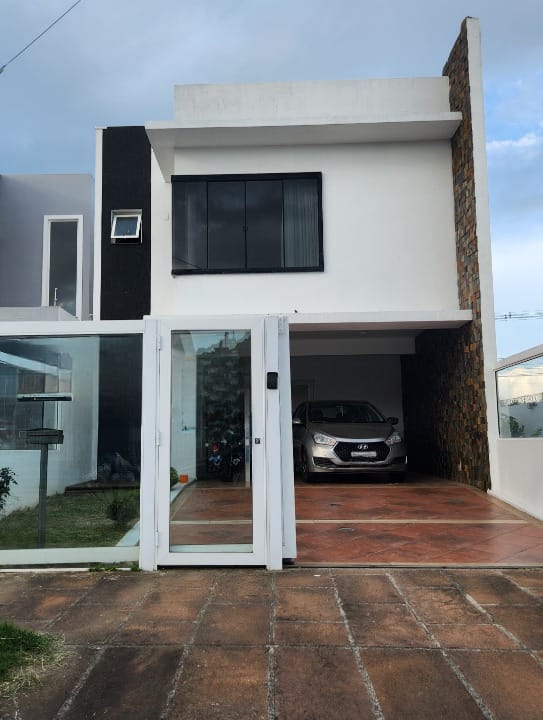 Casa à venda no Bougainville com 197 m², 3 quartos (1 suíte), lareira, piscina, espaço gourmet e muito conforto em um dos melhores residenciais de Pelotas!