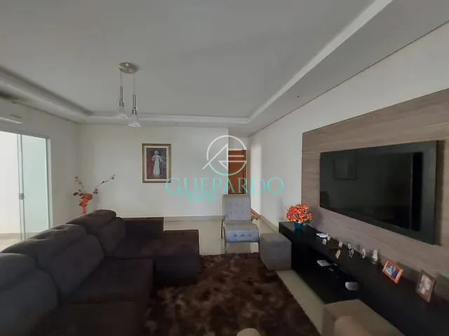 Casa com 300m² 2 quartos e 3 banheiros, à venda, no bairro Esperança em Londrina