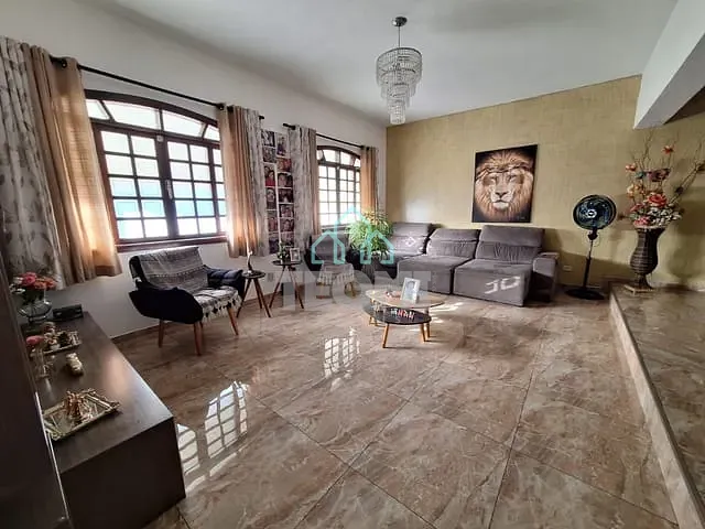 Casa com 250m² 3 quartos e 2 banheiros, à venda, no bairro Parque das Flores em Taubaté