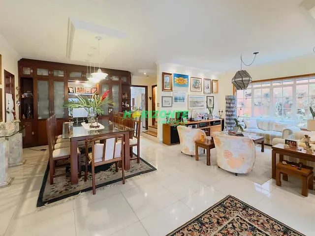 Casa com 633m² 5 quartos e 3 banheiros, à venda, no bairro Jardim das Colinas em São José dos Campos