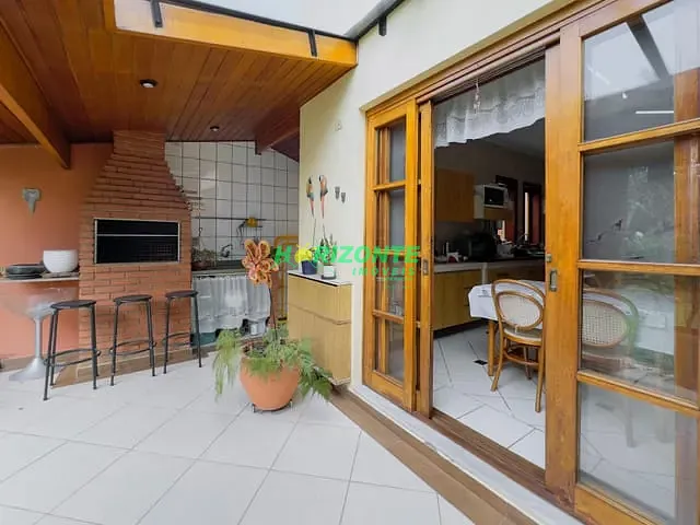 Casa com 633m² 5 quartos e 3 banheiros, à venda, no bairro Jardim das Colinas em São José dos Campos