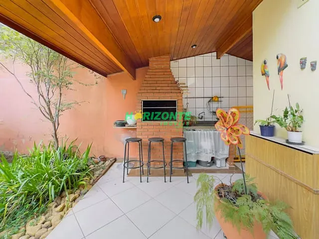 Casa com 633m² 5 quartos e 3 banheiros, à venda, no bairro Jardim das Colinas em São José dos Campos