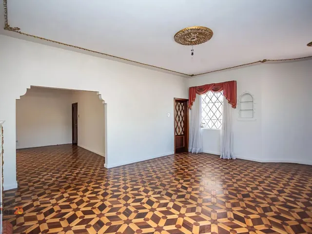 Casa com 505m² 4 quartos e 3 banheiros, à venda, no bairro Água Verde em Curitiba