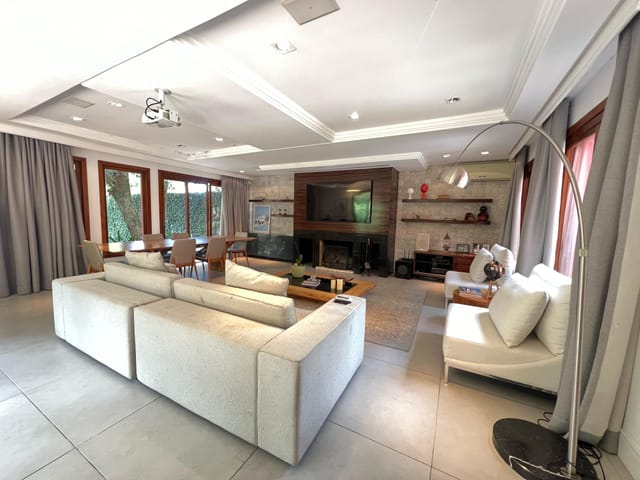 Casa com 750m² 2 quartos e 3 banheiros, à venda, no bairro Laranjal em Pelotas