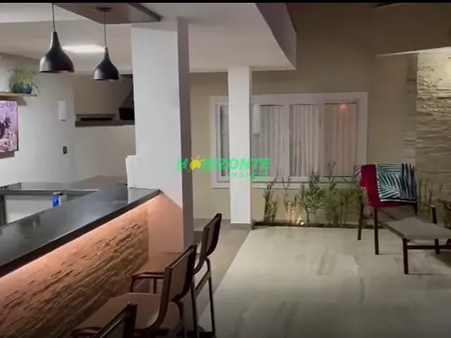 Casa 5 quartos e 3 banheiros, à venda, no bairro Jardim das Colinas em São José dos Campos