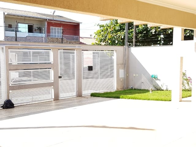 Foto do Casa - Casa à venda no Pacaembu, Londrina, PR. 4 quartos, sendo 2 suítes, salas estar/jantar, coz. planejada com fogão embutido e coifa. Piscina com cascata. | Guepardo Imob