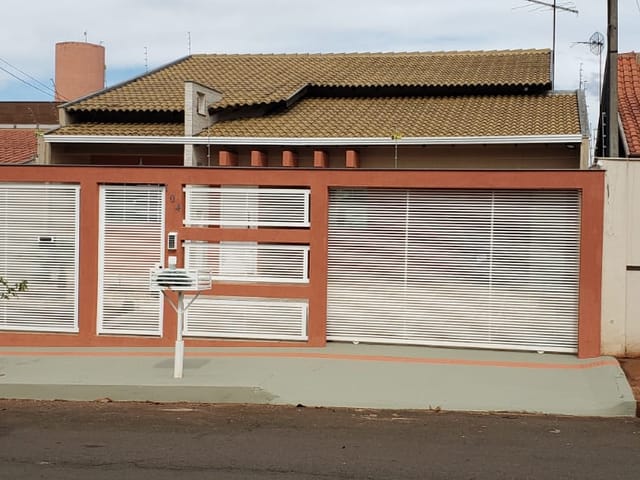 Foto do Casa - Casa à venda no Pacaembu, Londrina, PR. 4 quartos, sendo 2 suítes, salas estar/jantar, coz. planejada com fogão embutido e coifa. Piscina com cascata. | Guepardo Imob