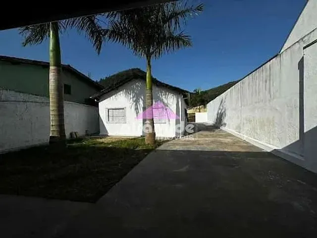 Casa com 360m² 2 quartos e 2 banheiros, à venda, no bairro Jardim Casa Branca em Caraguatatuba