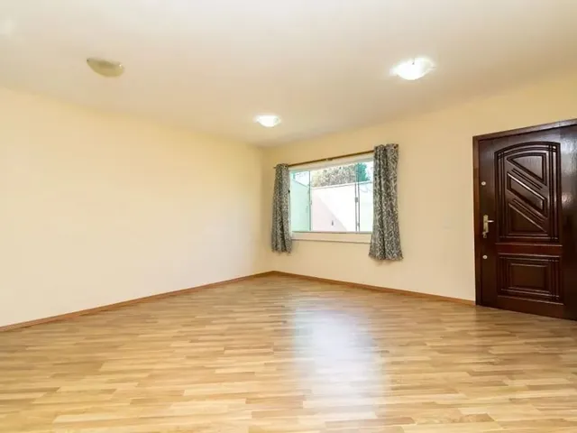 Casa com 88m² 2 quartos e 2 banheiros, para alugar, no bairro Capão Raso em Curitiba