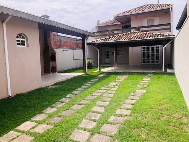 Casa com 300m² 2 quartos e 3 banheiros, à venda, no bairro Residencial e Comercial Laerte Asumpção em Pindamonhangaba