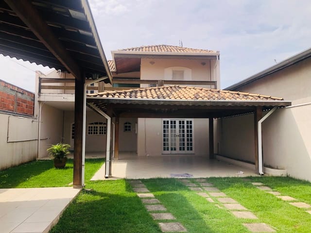 Casa com 300m² 2 quartos e 3 banheiros, à venda, no bairro Residencial e Comercial Laerte Asumpção em Pindamonhangaba