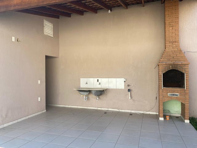 Casa com 300m² 2 quartos e 3 banheiros, à venda, no bairro Residencial e Comercial Laerte Asumpção em Pindamonhangaba