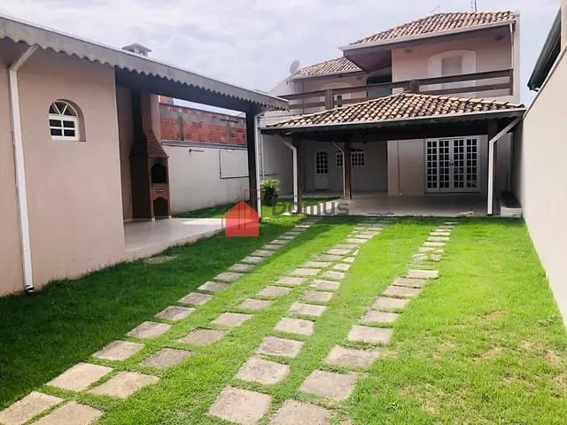 Casa com 300m² 2 quartos e 3 banheiros, à venda, no bairro Residencial e Comercial Laerte Asumpção em Pindamonhangaba