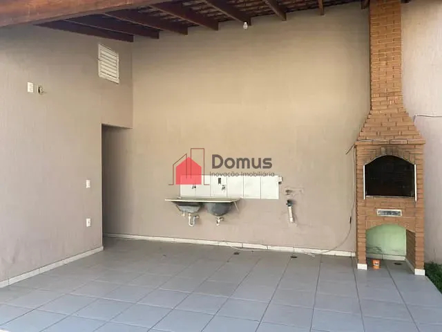Casa com 300m² 2 quartos e 3 banheiros, à venda, no bairro Residencial e Comercial Laerte Asumpção em Pindamonhangaba