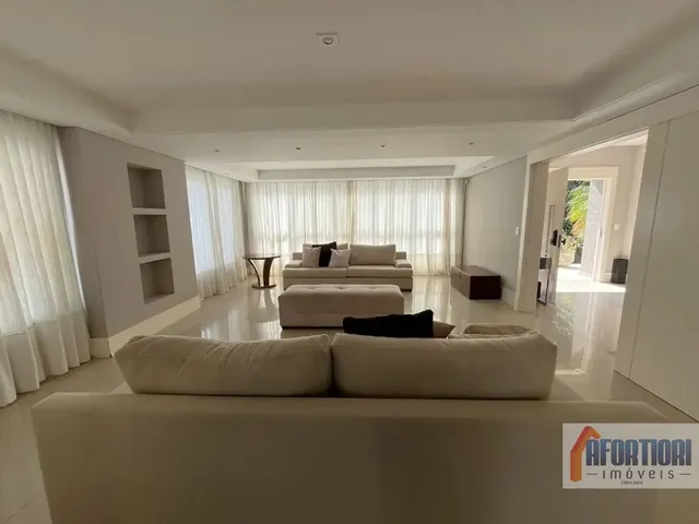 Casa com 713m² 4 quartos e 4 banheiros, para alugar, no bairro Campo Comprido em Curitiba