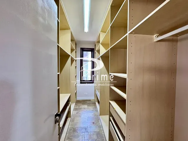 Casa com 600m² 4 quartos e 5 banheiros, à venda ou para alugar, no bairro Camboinhas em Niterói
