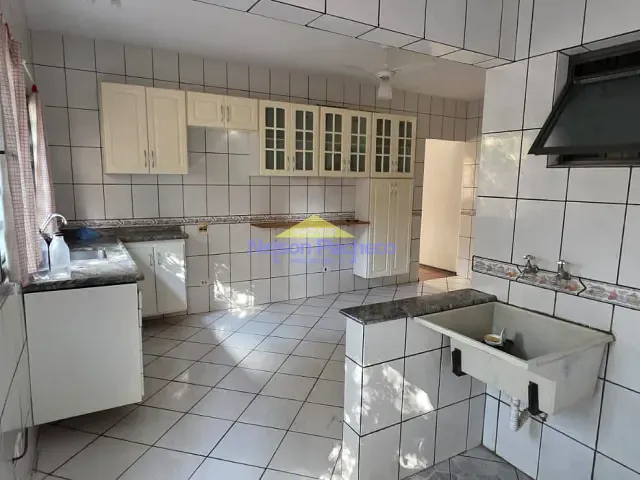 Casa 2 quartos e 2 banheiros, para alugar, no bairro Centro em Capivari