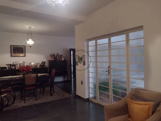Casa com 320m² 6 quartos e 5 banheiros, à venda, no bairro Centro em Guaratinguetá
