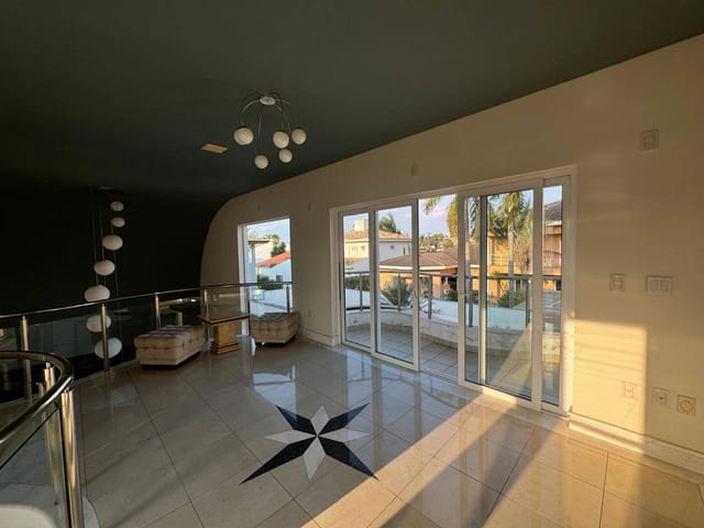 Casa com 1257m² 7 quartos e 9 banheiros, à venda ou para alugar, no bairro Condomínio Village Taubaté em Taubaté