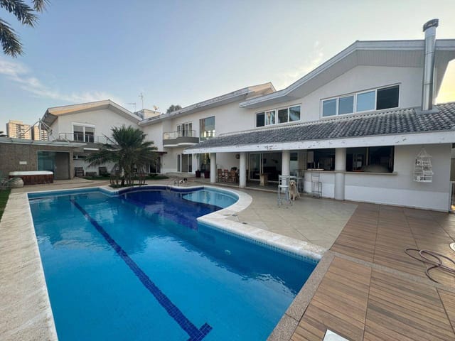 Casa com 1257m² 7 quartos e 9 banheiros, à venda ou para alugar, no bairro Condomínio Village Taubaté em Taubaté