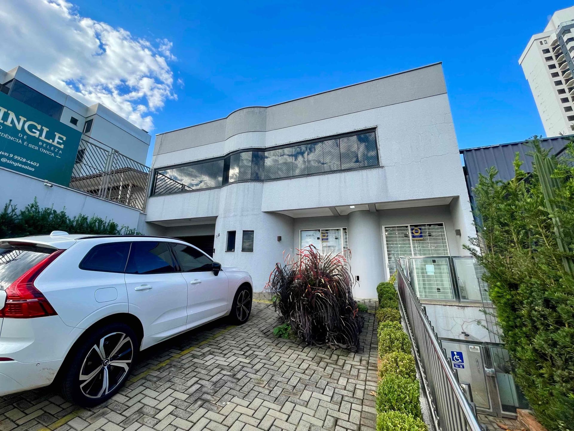 Casa para alugar com 3 dormitórios, 2 banheiros, 2 vagas de garagens e 160m² de área privativa no bairro Centro