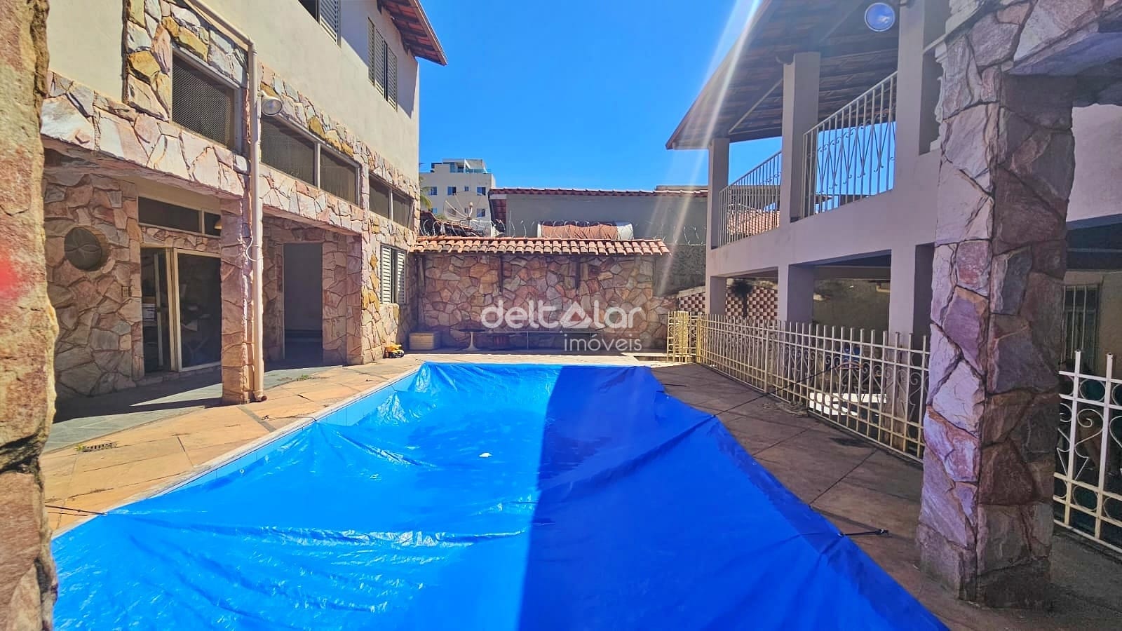 Casa para alugar com 5 quartos, 360m² - Foto 1