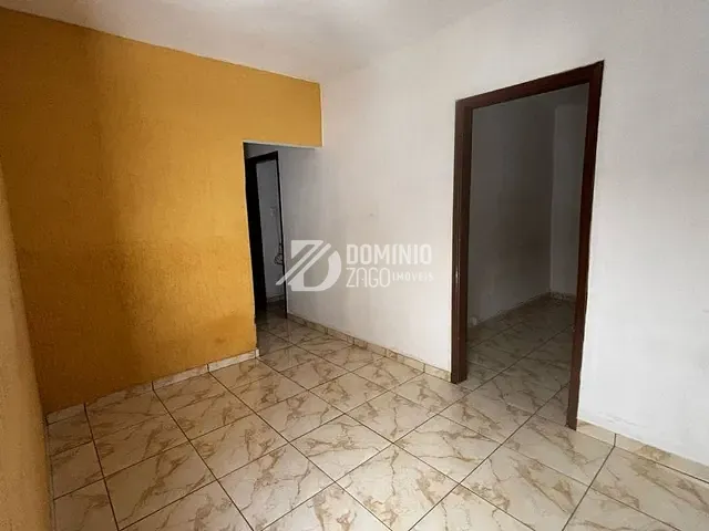 Casa com 300m² 3 quartos e 1 banheiro, para alugar, no bairro Santa Marta em Uberaba