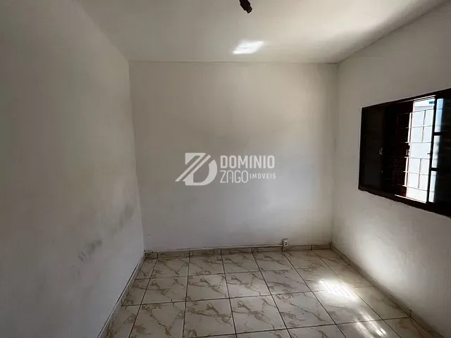 Casa com 300m² 3 quartos e 1 banheiro, para alugar, no bairro Santa Marta em Uberaba