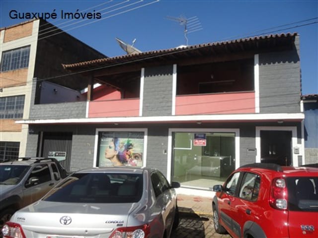 Foto do Casa - Terreno c/: 1.250m² - área cosntruída - Casa c/ : 4 dormitórios ( sendo 1 suíte c/ closet ), sala para 3 ambientes, 1 banheiro social, despença, copa, cozinha ( + 1 banheiro e 1 dispença ), área de serviço, área de lazer c /: piscina, quadra de futebol, churrasqueira., garagem para 6 autos. | Guaxupé Imóveis Ltda