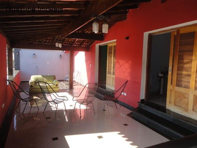 Foto do Casa - Terreno c/: 1.250m² - área cosntruída - Casa c/ : 4 dormitórios ( sendo 1 suíte c/ closet ), sala para 3 ambientes, 1 banheiro social, despença, copa, cozinha ( + 1 banheiro e 1 dispença ), área de serviço, área de lazer c /: piscina, quadra de futebol, churrasqueira., garagem para 6 autos. | Guaxupé Imóveis Ltda