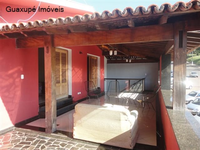 Foto do Casa - Terreno c/: 1.250m² - área cosntruída - Casa c/ : 4 dormitórios ( sendo 1 suíte c/ closet ), sala para 3 ambientes, 1 banheiro social, despença, copa, cozinha ( + 1 banheiro e 1 dispença ), área de serviço, área de lazer c /: piscina, quadra de futebol, churrasqueira., garagem para 6 autos. | Guaxupé Imóveis Ltda