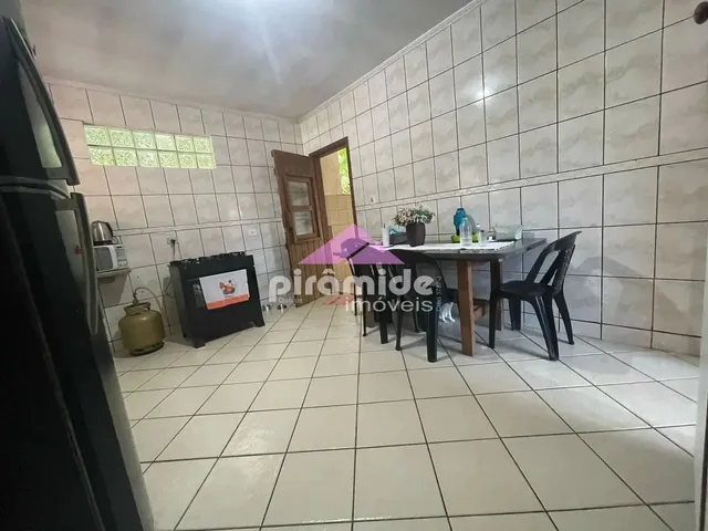Casa com 360m² 4 quartos e 3 banheiros, à venda, no bairro Park Imperial em Caraguatatuba
